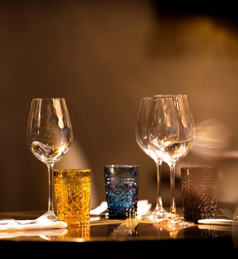 hrc formations vente additionnelle restauration verres sur une table